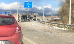 Tosya Samsun yol ayrımında korkutan kaza: Pancar yüklü kamyon devrildi