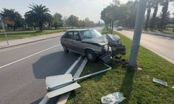 Yayaya çarpmamak istedi, direğe çarptı: 1 kişi yaralandı