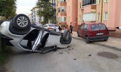 Feci Kaza: Otomobil Park Halindeki Araca Çarpıp Ters Döndü