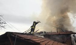 Azdavay ve Taşköprü'de çıkan yangınlarda 2 ev zarar gördü