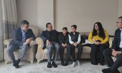 Bakan Kacır, altın dolu keseyi sahibine ulaştıran Taşköprülü çocukları ödüllendirdi