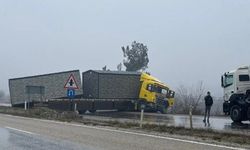 Kastamonu Boyabat karayolunda tır kazası: Tırın üstündeki ev kaydı! (görüntülü haber)