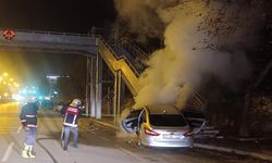 Korku Dolu Anlar: Otomobil Üst Geçit Direklerine Çarpıp Alev Aldı