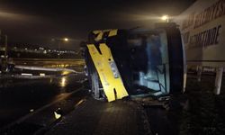 Halk Otobüsü Bariyerleri Aşarak Yan Yola Devrildi: Trafik Bir Süre Durduruldu