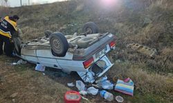 Cenaze yolunda kaza: Otomobil tarlaya savruldu, 2 yaralı