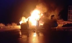 Park Halindeki Otomobil Alev Alev Yandı: Gece Yarısı Korkutan Yangın