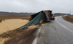 Buğday Yüklü Tır Devrildi: Sürücü Yaralı Olarak Hastaneye Kaldırıldı