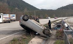 Feci kaza! Otomobil ters döndü: 5 kişi yaralandı!