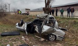 Feci kazada hurdaya dönen aracın sürücüsü yaşamını yitirdi