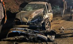 İki otomobil kafa kafaya çarpıştı: Feci kazada 1'i ağır 6 kişi yaralandı
