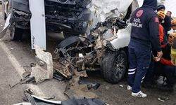 Kamyonet ile tır çarpıştı: Feci kazada genç adam hayatını kaybetti, 2 kişi de yaralandı!