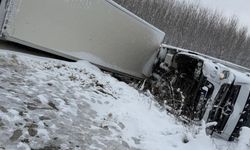 Kar yağışı kazayı getirdi: Kastamonu’nun ilçesinde tır devrildi