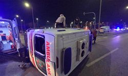 Feci Kazada Ambulans Devrildi: 3 Sağlık Çalışanı Yaralandı
