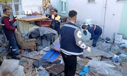 Kötü Koku İhbarı Şoke Etti: Bir Daireden 10 Kamyon Çöp Çıkarıldı