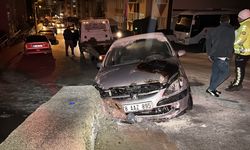 Duvara Çarpan Otomobil Alev Aldı: Araç Küle Döndü