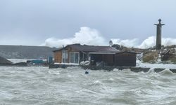 Kastamonu sahilinde fırtına sahil şeridine zarar verdi
