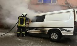 Taşköprü Sitesi önünde panelvan yandı