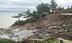 Kastamonu’da dağ yolu yuttu: Yol denize aktı!