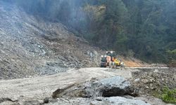 Kastamonu'da heyelan sebebiyle kapanan yol açıldı