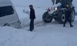 Kastamonu'da yolcu minibüsü kara saplandı: Uzun uğraşlar sonucu kurtarıldı