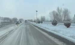 Kastamonu'nun ilçe kara yolunda kar yağışı etkili oldu
