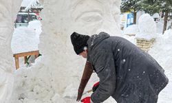 Kastamonu'nun ilçesinde kardan heykel ilgi odağı oldu