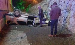 Kontrolden çıkan otomobil bahçeye düştü: Feci kazada 2 kişi yaralandı