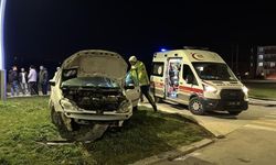 Kontrolden çıkan otomobil refüje girdi: 4 kişi sağ kurtuldu