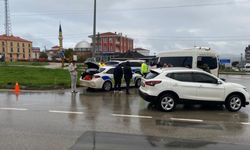 Motosiklet minibüse çarptı: Feci kaza 1 kişi yaralandı