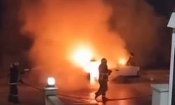 Park halindeki otomobil alev alev yandı