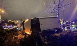 Refüjden savruldu, diğer aracı devirdi: 3 yaralı