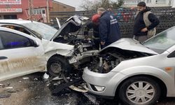 Zincirleme Trafik Kazası: 3 Araç Birbirine Girdi, 6 Kişi Yaralandı