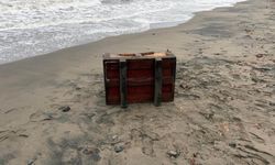 Sahilde gizemli sandık: Üzerindeki Rusça yazılar dikkat çekti