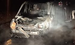 Seyir halindeki araç alev alev yandı