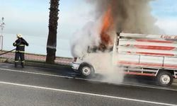 Seyir halindeki kamyonet alev aldı: Feci yangında araç kullanılmaz hale geldi