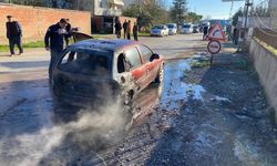 Seyir halindeki otomobil alev aldı, hurdaya döndü