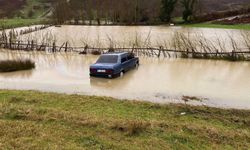 Sağanak Yağış Kazaya Neden Oldu: Otomobil Suya Saplandı
