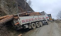 Taşköprü'nün köyünde çamurlu yolda kaydı: İş makinesiyle çıkarıldı