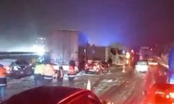 Yoğun kar yağışı zincirleme kazaya sebep oldu: 6 araç birbirine girdi