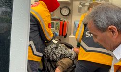 Yolun karşısına geçmek isteyen kadına araç çarptı: Hastaneye kaldırıldı