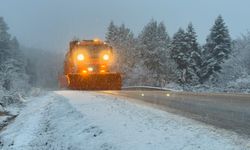 Yüksek kesimlerde kar etkisini gösterdi: Kara yolu beyaza büründü