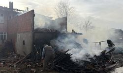 Ahır yangını eve sıçradı: Çatı alevlere teslim oldu