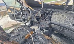 Alev alan otomobilden geriye demir yığını kaldı