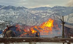 Alevlere teslim olan ahşap ev küle döndü
