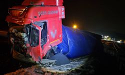 Anadolu Otoyolu’nda Faciadan Dönüldü: Tır Bariyere Çarptı!