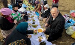 Başkan Arslan Taşköprü sarımsağı tarlasında günlükçülerle aynı sofrada buluştu