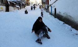 Kastamonu’da Kar Sevinci: Çocuklar Mahalle Arasında Kızak Pisti Kurdu