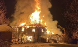 Feci yangın: İki katlı ahşap ev küle döndü!