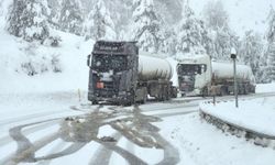 İnebolu Kastamonu yolunda kar alarmı: Tırlar kaydı trafik aksadı