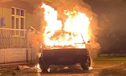 Geceyi Alevler Aydınlattı: Park Halindeki Otomobil Alev Alev Yandı